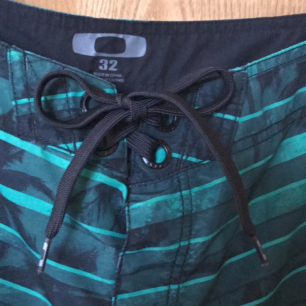 Oakley Origin size 30 x 10.5” black green striped board shorts swim trunks EUC